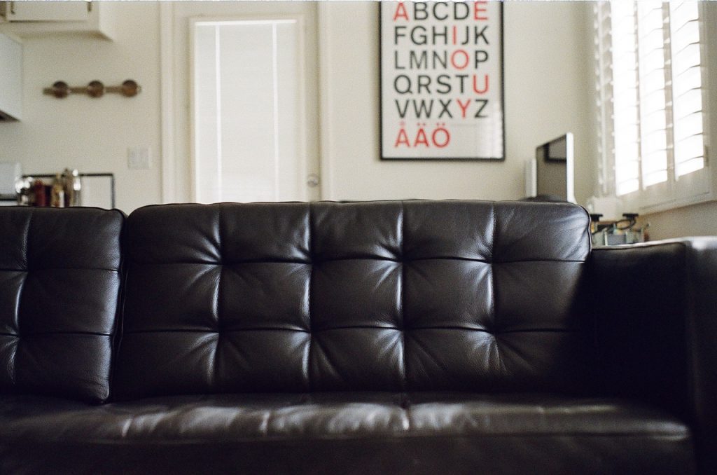 Einzimmerwohnung einrichten - Couch als Raumtrenner