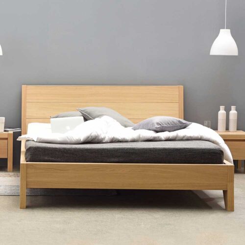 Bett mit Eiche furniert lackiert