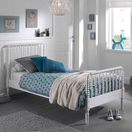 Weißes Bett im Retrostil gedrechselt