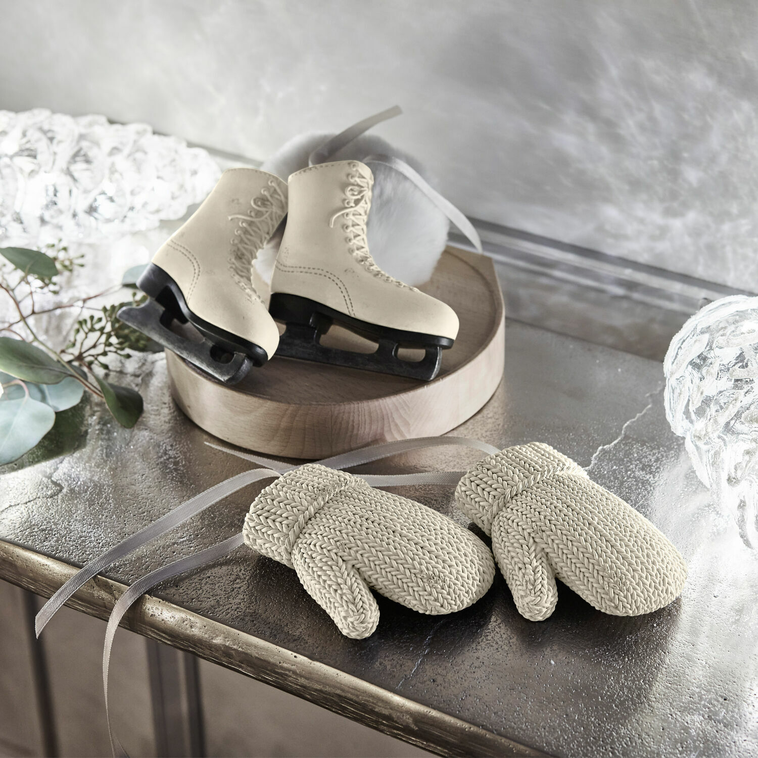 Loberon Weihnachtsanhänger 4er Set - Schlittschuhe & Handschuhe | Nostalgischer Christbaumschmuck