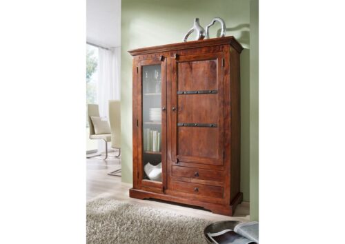 Massivmoebel24 Vitrine »OXFORD« (110x45x155 Akazie montiert, Vitrine aus massiven Akazienholz mit Glastüren, Landhausstil) Klavierbeschläge, Metallleisten mit Noppen, Urtümliche Haltekeile, detailreich und stilvoll, dekorativer Kranz auf Oberseite, Schubladen auf Holzlaufschienen, Türen in Kassettenform, Handgriffe aus Metall in Sonnenform