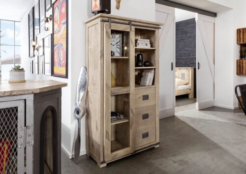 Massivmoebel24 Vitrine »RAILWAY« (100x45x175 Mango montiert, Vollmassive Vitrine in Altholz-Optik inkl. Wurmlöcher mit Schiebetür auf einer Eisenschiene im Industrial Stil) used-optik, Metallapplikationen im Vintage Look, authentische Altholz-Optik inkl. Wurmlöcher, Schiebetüren auf Eisenleisten