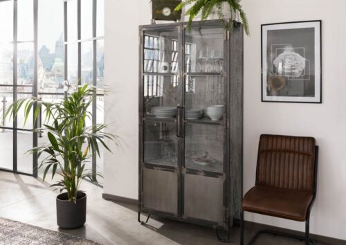 Massivmoebel24 Wohnwand »HEAVY INDUSTRY«, (Schrankwand passend für Wohnzimmer, Vitrine mit 2 Drehtüren im Industrialdesign, grau lackiert 90x40x190 Mango montiert), ausgefallenes Industriedesign,struckturierte Holzoberfläche,auffälliges Holzbild,Metallgestell,Metallelemente,Nieten und Verzierungen aus Eisen,Füße, aus Metall,Factory Look,Industrial Stil,