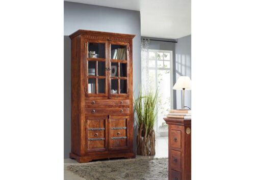 Massivmoebel24 Vitrine »OXFORD« (95x50x195 Akazie montiert, Vitrine aus massiven Akazienholz mit Glastüren, Landhausstil) Klavierbeschläge, Metallleisten mit Noppen, Urtümliche Haltekeile, detailreich und stilvoll, dekorativer Kranz auf Oberseite, Schubladen auf Holzlaufschienen, Türen in Kassettenform, Handgriffe aus Metall in Sonnenform