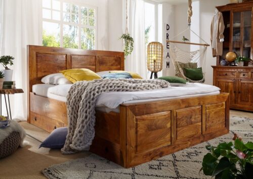 Massivmoebel24 Massivholzbett »OXFORD« (Bett aus robustem Massivholz, massives Holzbett Bettgestell, Massives Bett im Landhaus Stil mit auffälligen Kanten, in braun lackiert 180x200 Akazie), hochwertiges Edelholz, authentische Holzadern, aufwendige Schnitzereien und Verzierungen