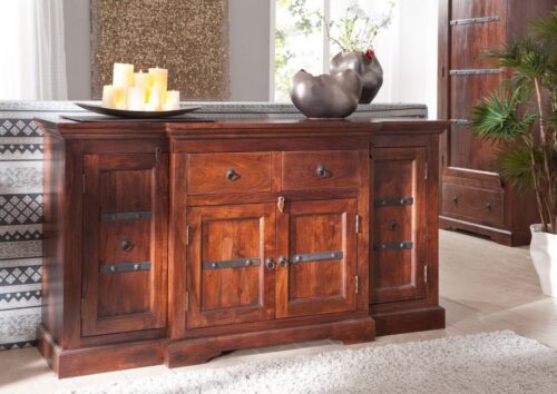 Massivmoebel24 Sideboard »OXFORD« (160x45x85 Akazie montiert, Sideboard aus Echtholz mit Verzierungen und Schnitzereinen, Landhausstil), Klavierbeschläge, Metallleisten mit Noppen, Urtümliche Haltekeile, detailreich und stilvoll, dekorativer Kranz auf Oberseite, Schubladen auf Holzlaufschienen, Türen in Kassettenform, Handgriffe aus Metall in Sonnenform