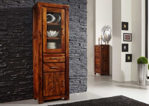 Massivmoebel24 Vitrine »METRO LIFE« (Moderne, schmale Glasvitrine, mit Drehtüren und Schubladen, stilvolle Metallgriffe, attraktive Holzmaserung im natürlichen Look, braun lackiert 60x40x180 Sheesham montiert) Glasvitrine, moderne Metallgriffe, Sheeshamholz