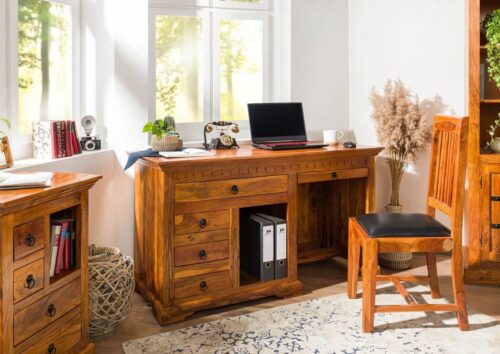 Massivmoebel24 Schreibtisch »OXFORD« (Stilvoller Schreibtisch mit Schubladen inklusive Griffen in Sonnenform, im Landhausstil, braun lackiert 140x64x80 Akazie montiert), Klavierbeschläge,Metallleisten mit Noppen,Urtümliche Haltekeile,detailreich und stilvoll,dekorativer Kranz auf Oberseite,Schubladen auf Holzlaufschienen,Türen in Kassettenform,Handgriffe aus Metall in Sonnenform,