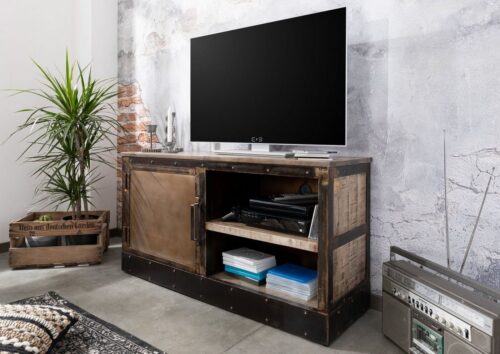 Massivmoebel24 TV-Board »HEAVY INDUSTRY« (TV-Board im angesagten Loft Stil, inklusive Tür und offenen Fächern, in braun lackiert 120x40x62 Mango montiert), ausgefallenes Industriedesign, struckturierte Holzoberfläche, auffälliges Holzbild, Metallgestell, Metallelemente, Nieten und Verzierungen aus Eisen, Füße, Rollen und Griffe aus Metall, Factory Look, Industrial Stil,