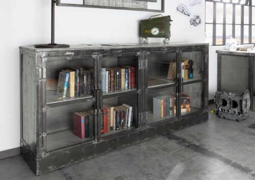 Massivmoebel24 Sideboard »HEAVY INDUSTRY« (Sideboard im Loft Stil, mit 4 verglasten Türen, viel Stauraum, grau lackiert 180x40x90 Mango montiert), Eisentüren, ausgefallenes Industriedesign, struckturierte Holzoberfläche, auffälliges Holzbild, Metallgestell, Metallelemente, Nieten und Verzierungen aus Eisen, Füße