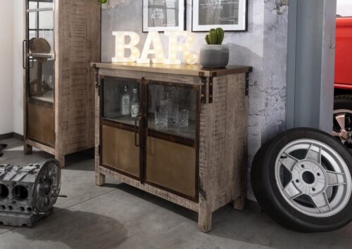 Massivmoebel24 Sideboard »HEAVY INDUSTRY« (Sideboard im Vintage Stil, mit 2 verglasten Türen, braun lackiert 100x40x90 Mango montiert), struckturierte Holzoberfläche, auffälliges Holzbild, Metallgestell, Metallelemente, Nieten und Verzierungen aus Eisen, Füße, Rollen und Griffe aus Metall, Factory Look, Industrial Stil